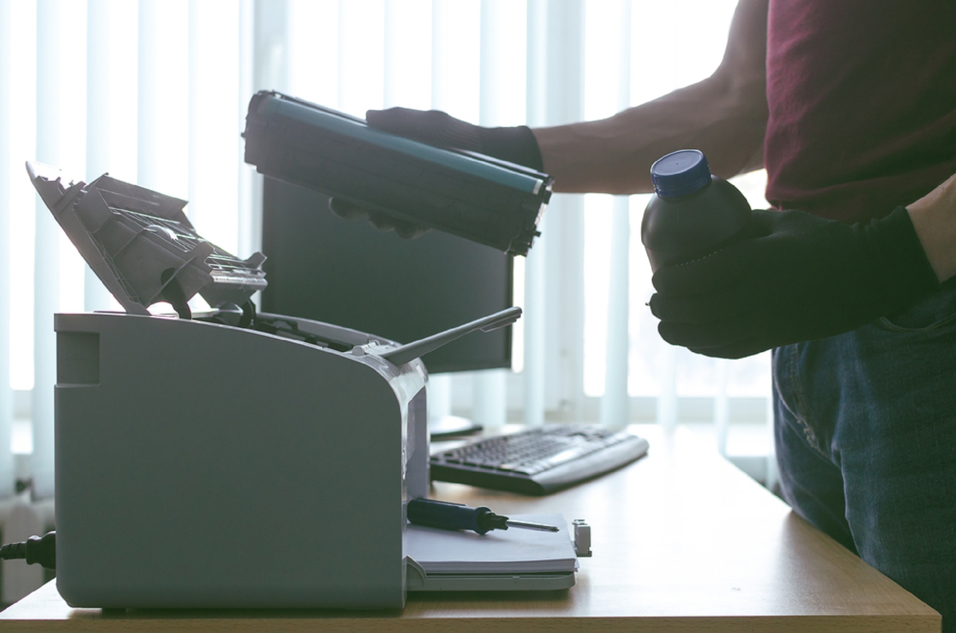 Mann füllt einen Toner wieder auf 